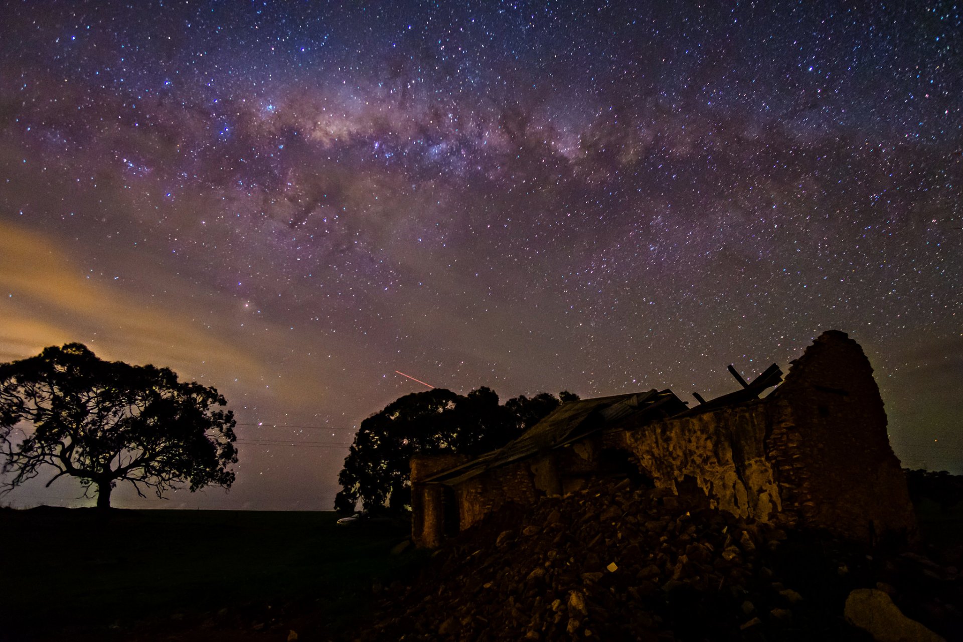 cosmos estrellas noche espacio vía láctea árboles ruinas