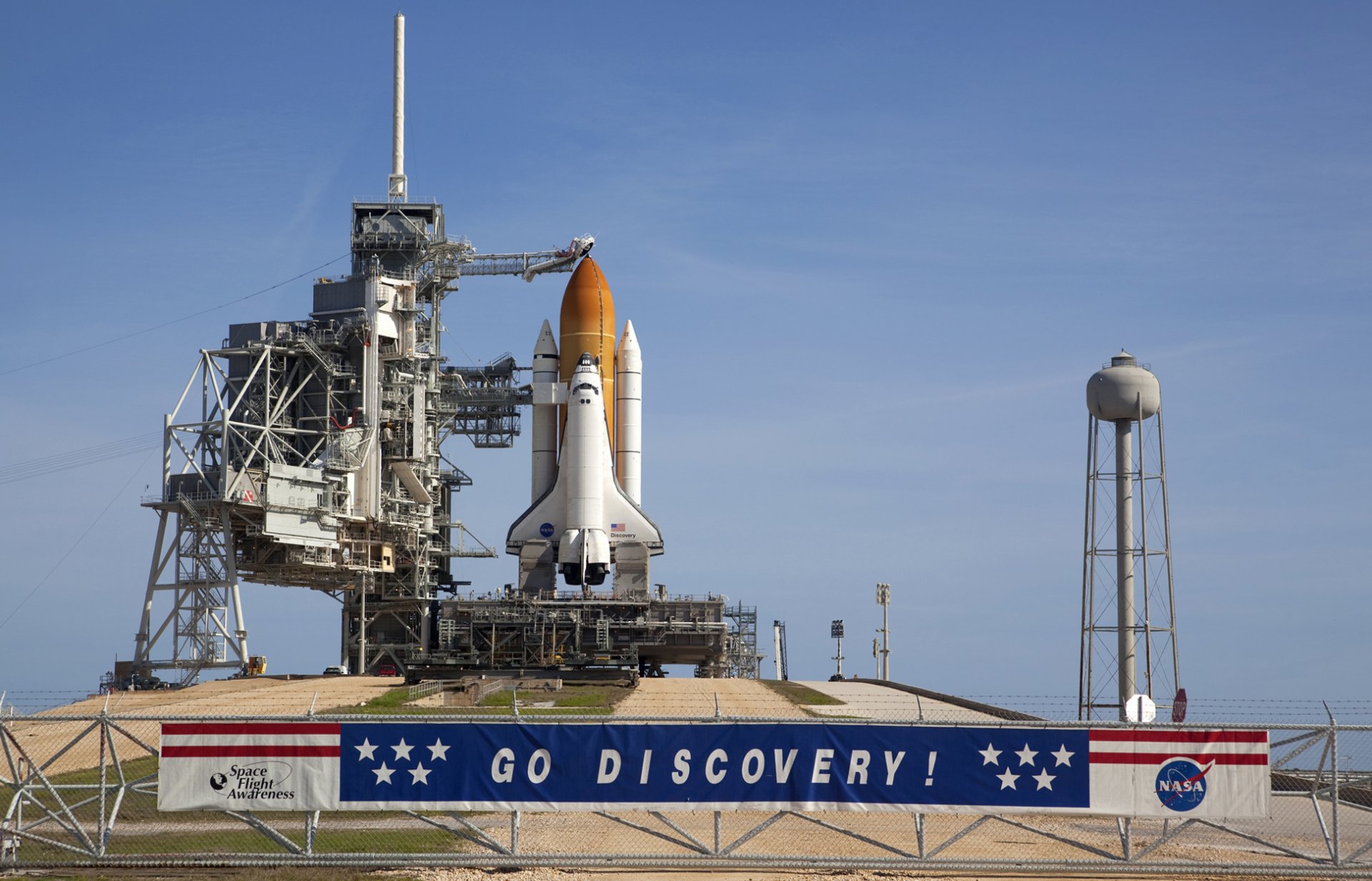 huttle discovery spaceport launch pad