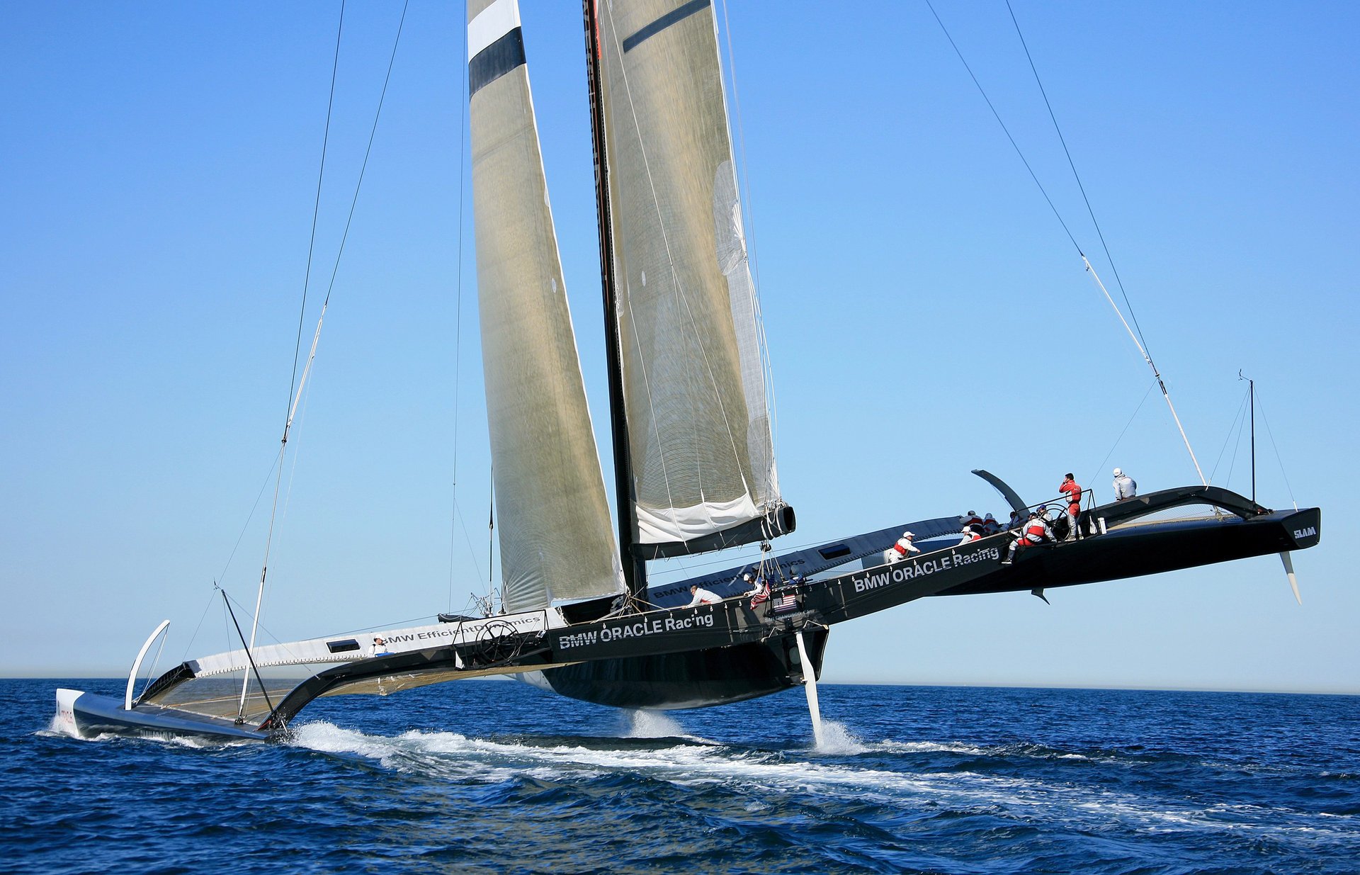 mar trimarán catamarán barco negro océano