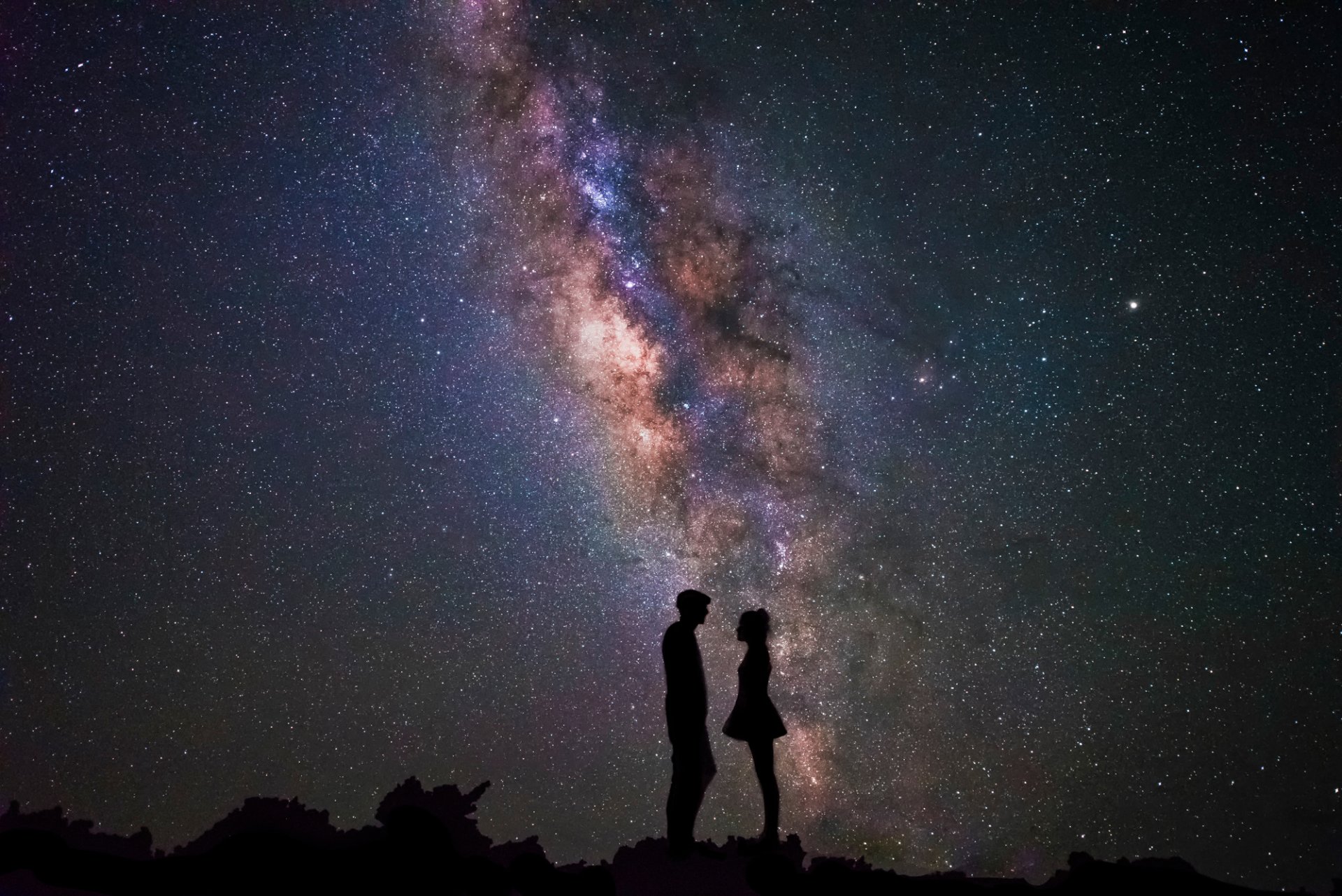 astrophotography noche pareja siluetas isaac gautschi