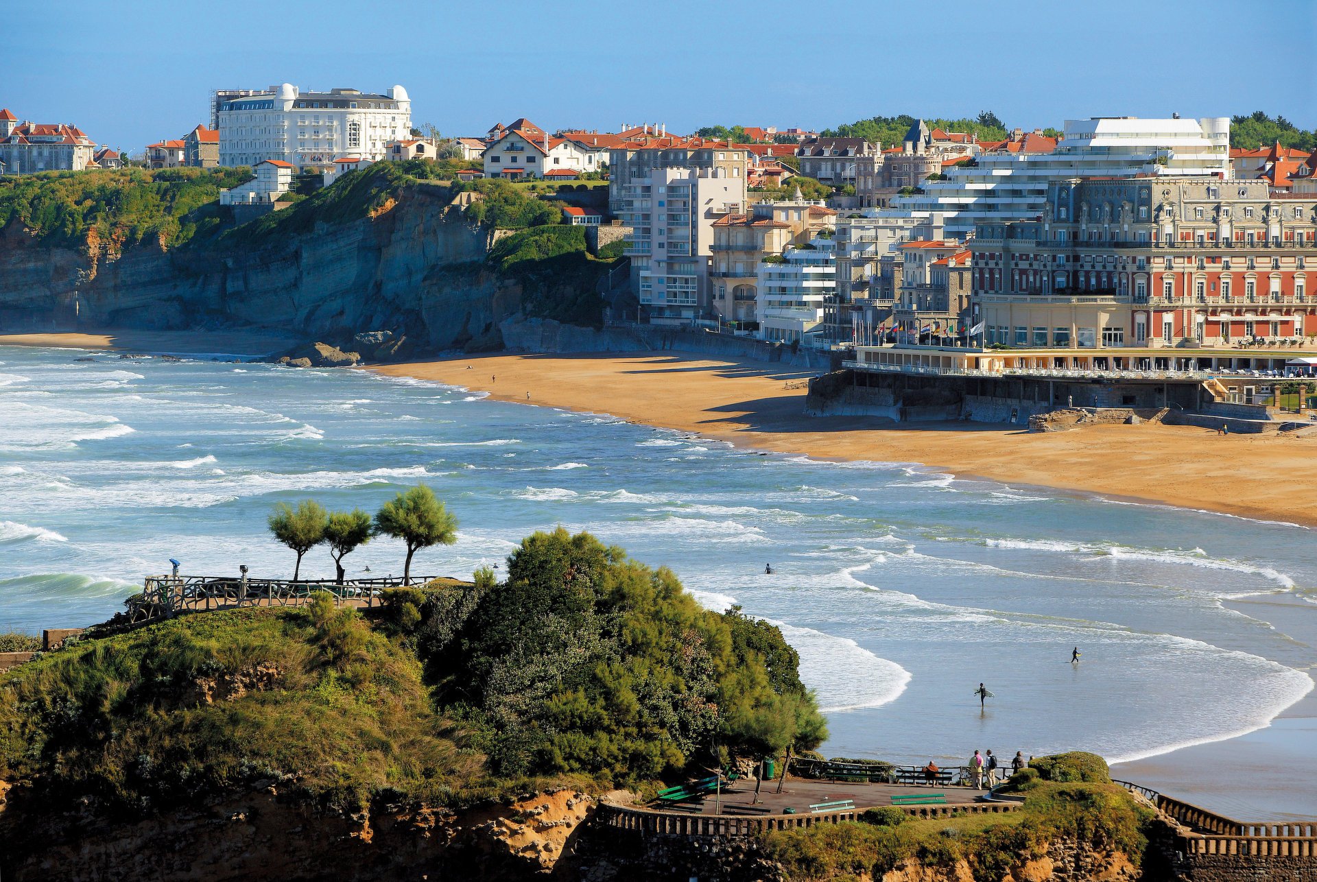 ciudad playa resort costa montaña mar olas