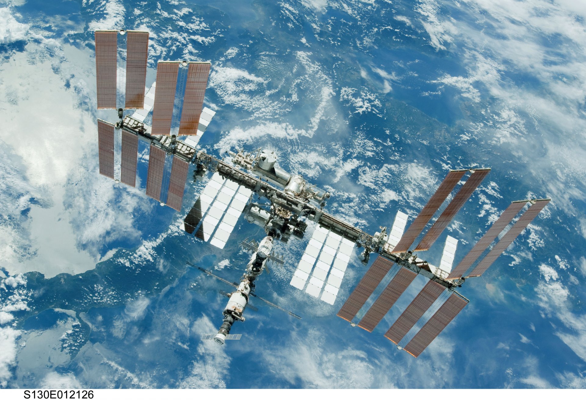 iss espacio satélite