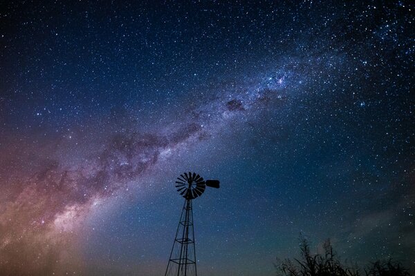 Spazio latteo ci sono molte stelle e costellazioni nel cielo