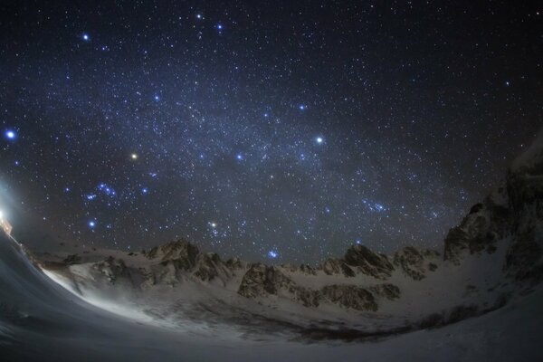 Vía láctea nocturna dentro de una esfera