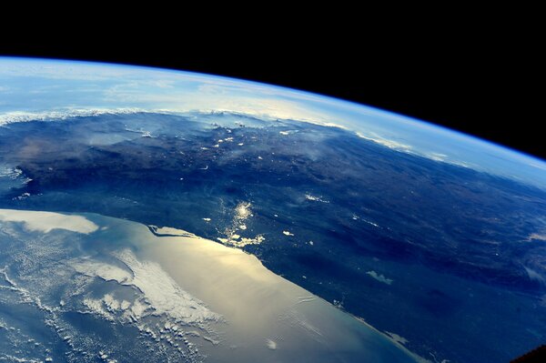 La terre avec l ISS dans l espace ouvert est superbe