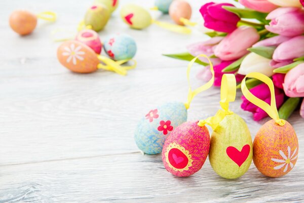 Huevos de Pascua decorados en un fondo de tulipanes