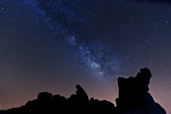 Via Lattea nel cielo stellato, montagne scure