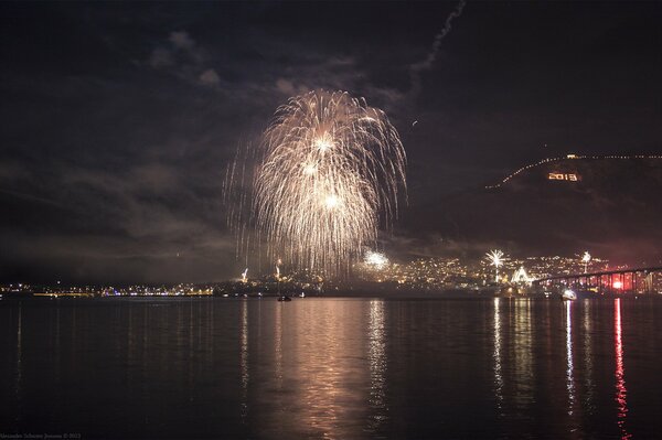 Sale di Capodanno sulla riva del fiume in onore del nuovo anno 2013