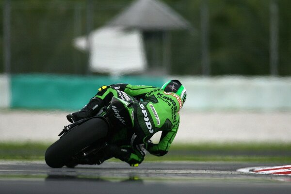 Virage serré sur la course de moto