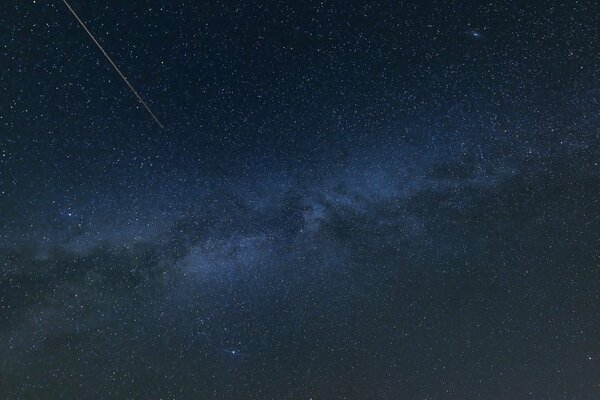 Cometa che attraversa la Via Lattea