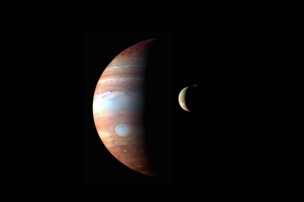 Jupiter und sein Satellit im Sonnensystem