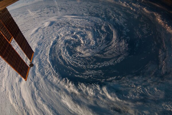 Huracán y tormenta en el planeta desde el satélite