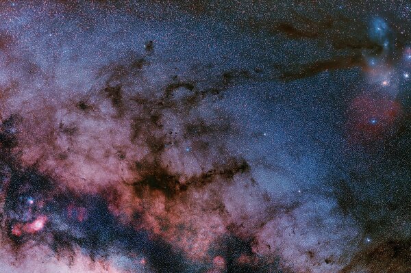 Constelación hermosa en el espacio y nebulosa