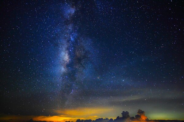 Les étoiles de la nuit et la belle voie lactée illuminent le chemin