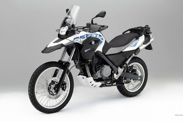 Sur fond de mur gris - moto de sport avec inscription bleue