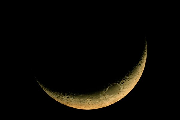 Sagoma della Luna come parte oscurata sotto forma di luna