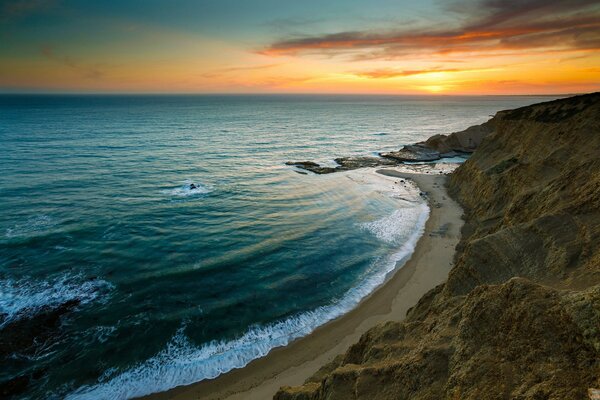 Hermosa orden en el mar entre las rocas