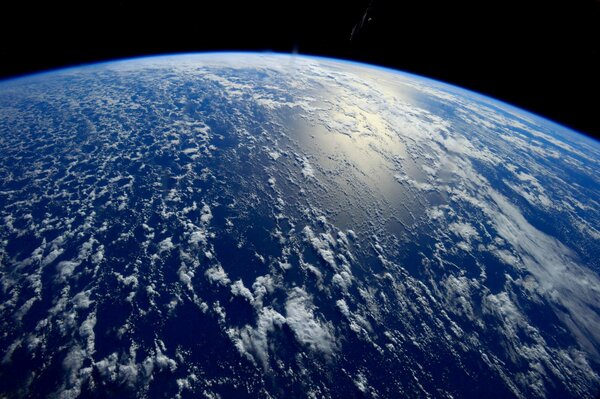 Vista desde el espacio al vasto océano en la Tierra