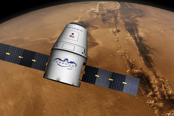 Vaisseau spatial de transport privé dragon spacex au-dessus de la surface de mars