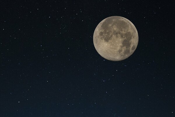 Foto de la Luna llena en una noche estrellada