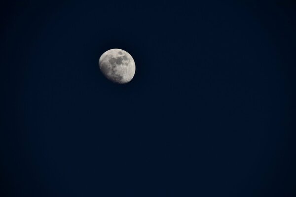 Cielo nocturno con hermosa Luna