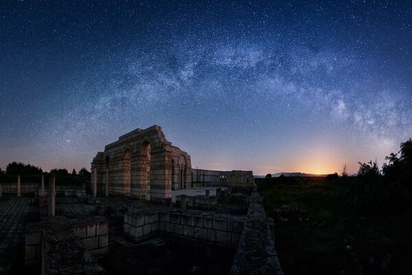 Increíble amanecer en Bulgaria. Cielo estrellado