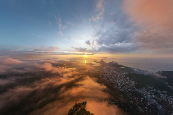 Lever du soleil sur les montagnes