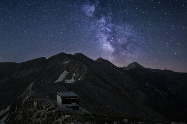 Incredibile bellezza delle montagne sotto il cielo stellato