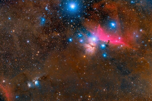 Luminoso bagliore blu e rosa su uno sfondo di cosmo nero scarlatto