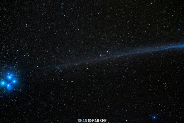 Constelación de cielo nocturno y cometa