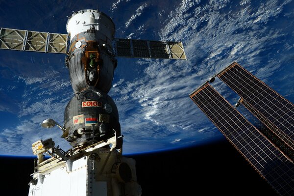 Nave espacial en el espacio. Vista de la Tierra