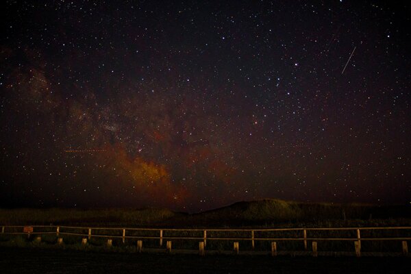 Paisaje de aspecto fantástico, en el fondo del cielo estrellado