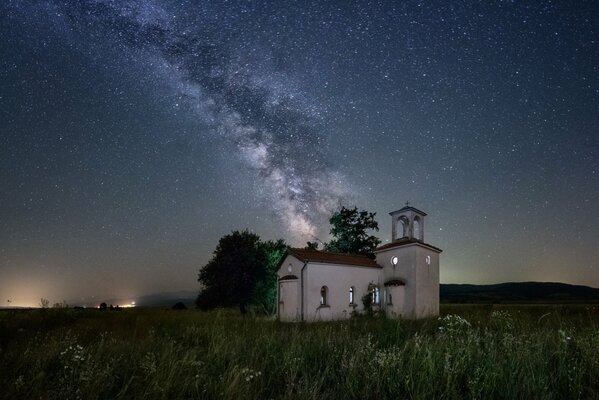 Voie lactée sur le fond de l église de pierre et Paul en Bulgarie