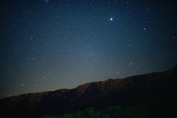 Cielo stellato con immagine della Via Lattea