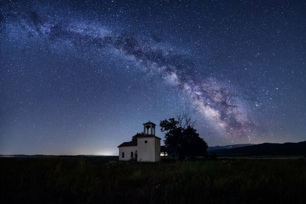 Cathédrale Saint-pierre-et-Paul sur une colline en Bulgarie