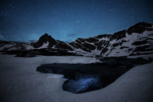 MONTAGNES DANS LA GLACE ET UNE CHUTE D EAU MYSTÉRIEUSE