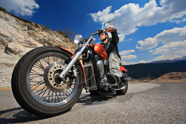 Motociclista frena en carretera