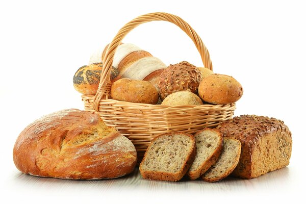 Grande cestino per il pane con pane e panini assortiti