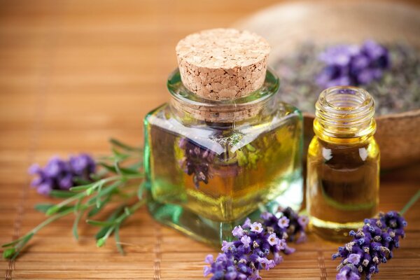 Olio di lavanda in vasetti di vetro e rametti di lillà