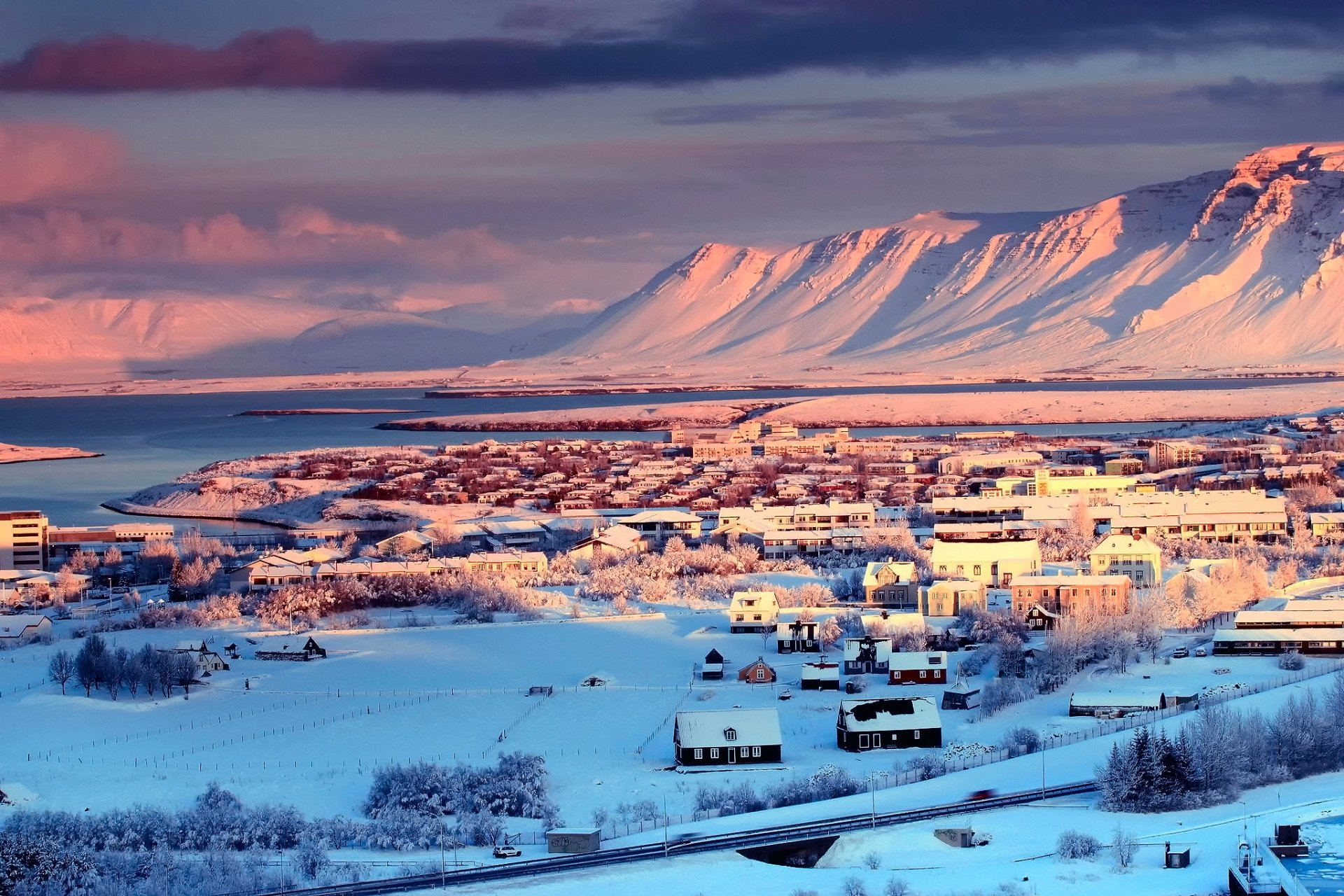 island reykjavík stadt hauptstadt häuser winter schnee bäume berge fluss himmel wolken