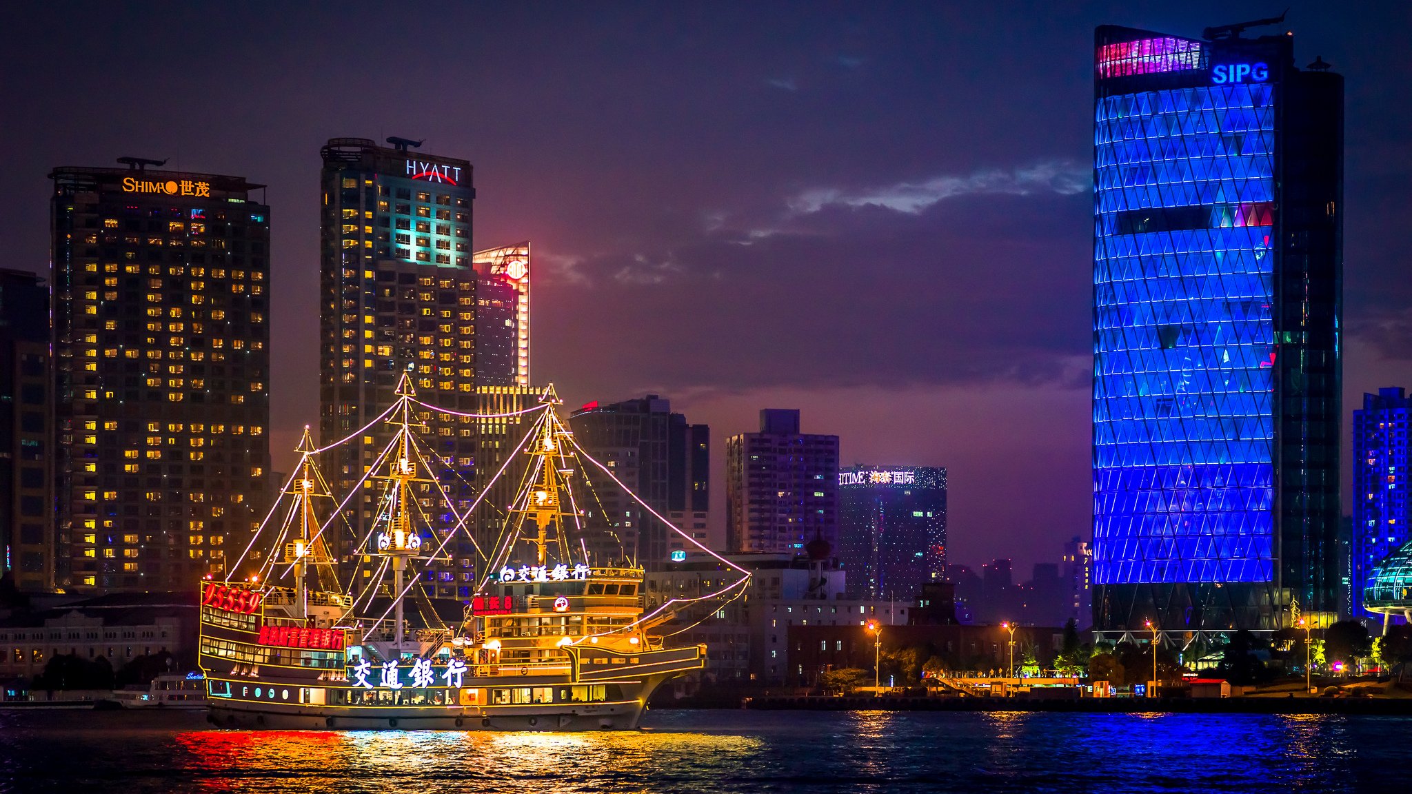 china shanghai huangpu river boat lighting mirror reflection buildings night