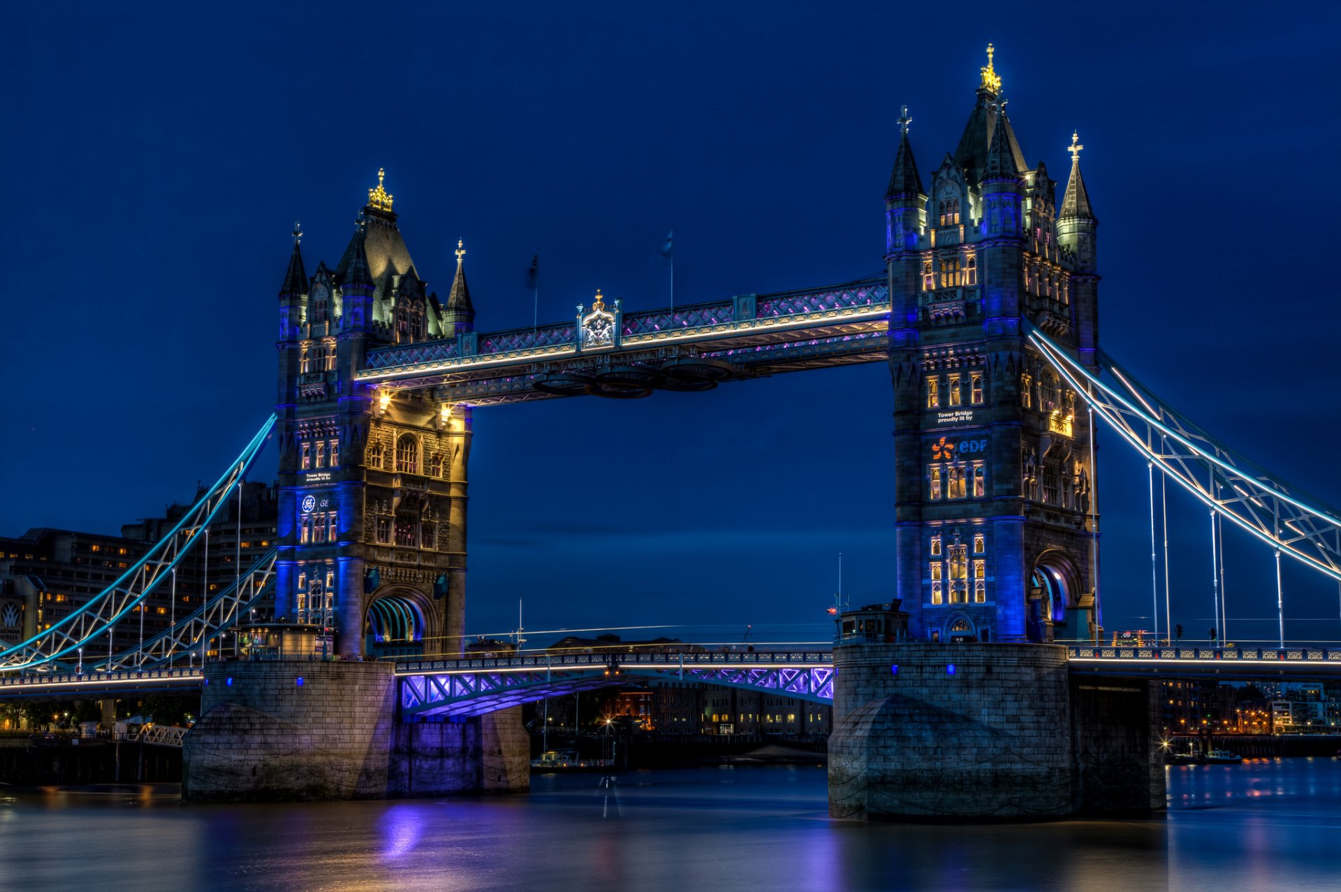 royaume-uni angleterre londres ville capitale rivière thames tower bridge capitale tamise nuit rétro-éclairage lumières éclairage bleu ciel