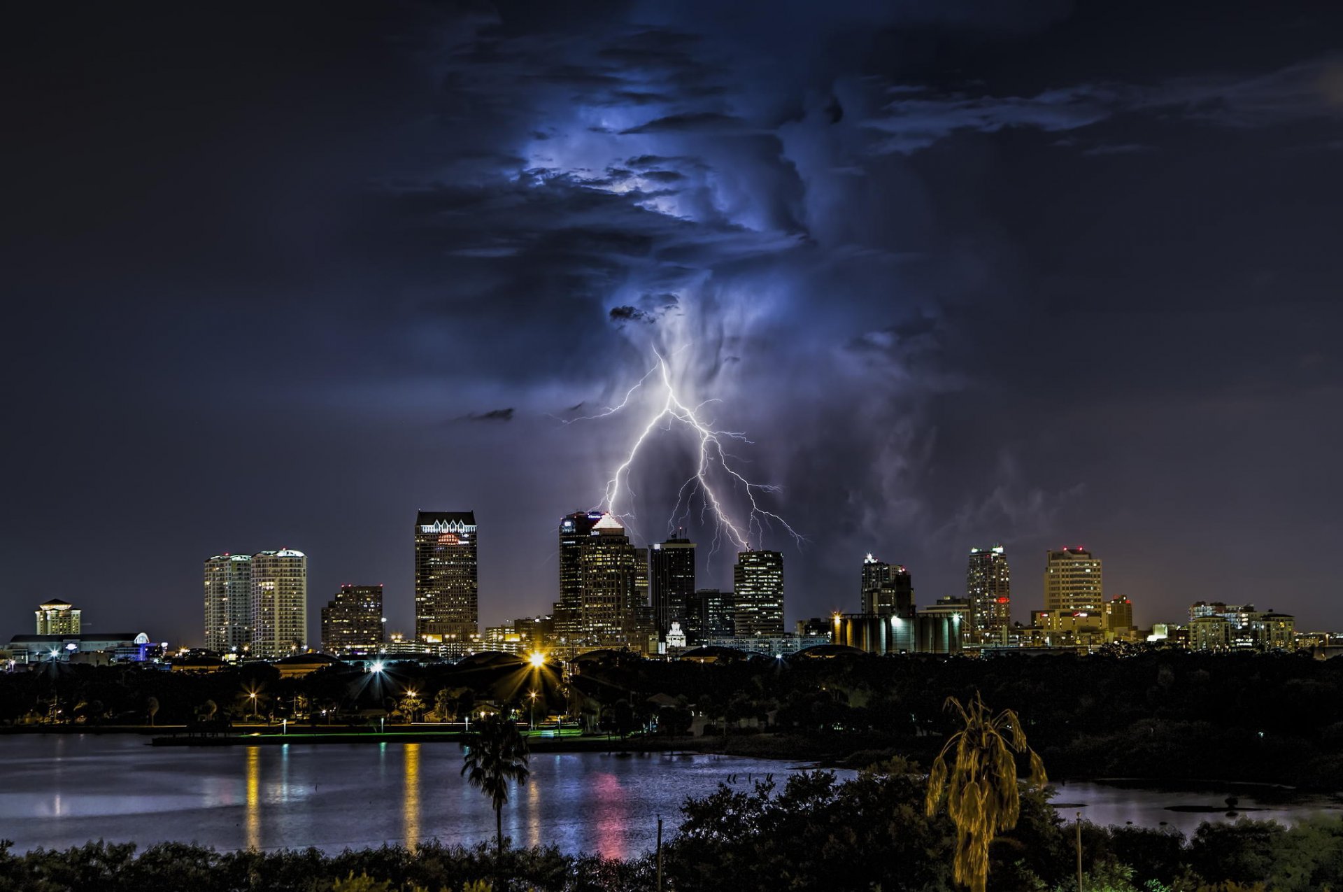 stati uniti florida città grattacieli edifici notte luci temporali fulmini nuvole cielo