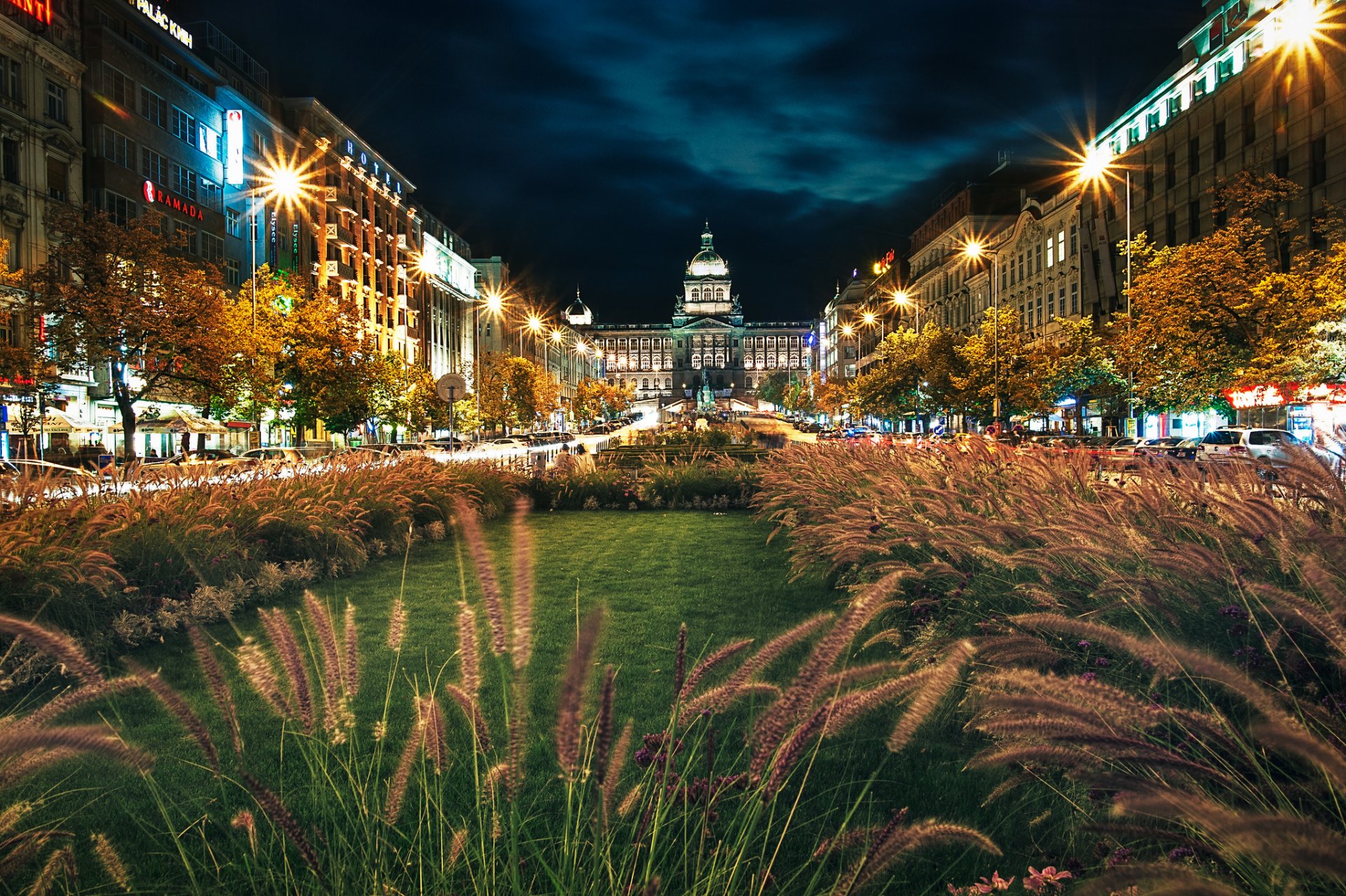 nacht prag gras laternen