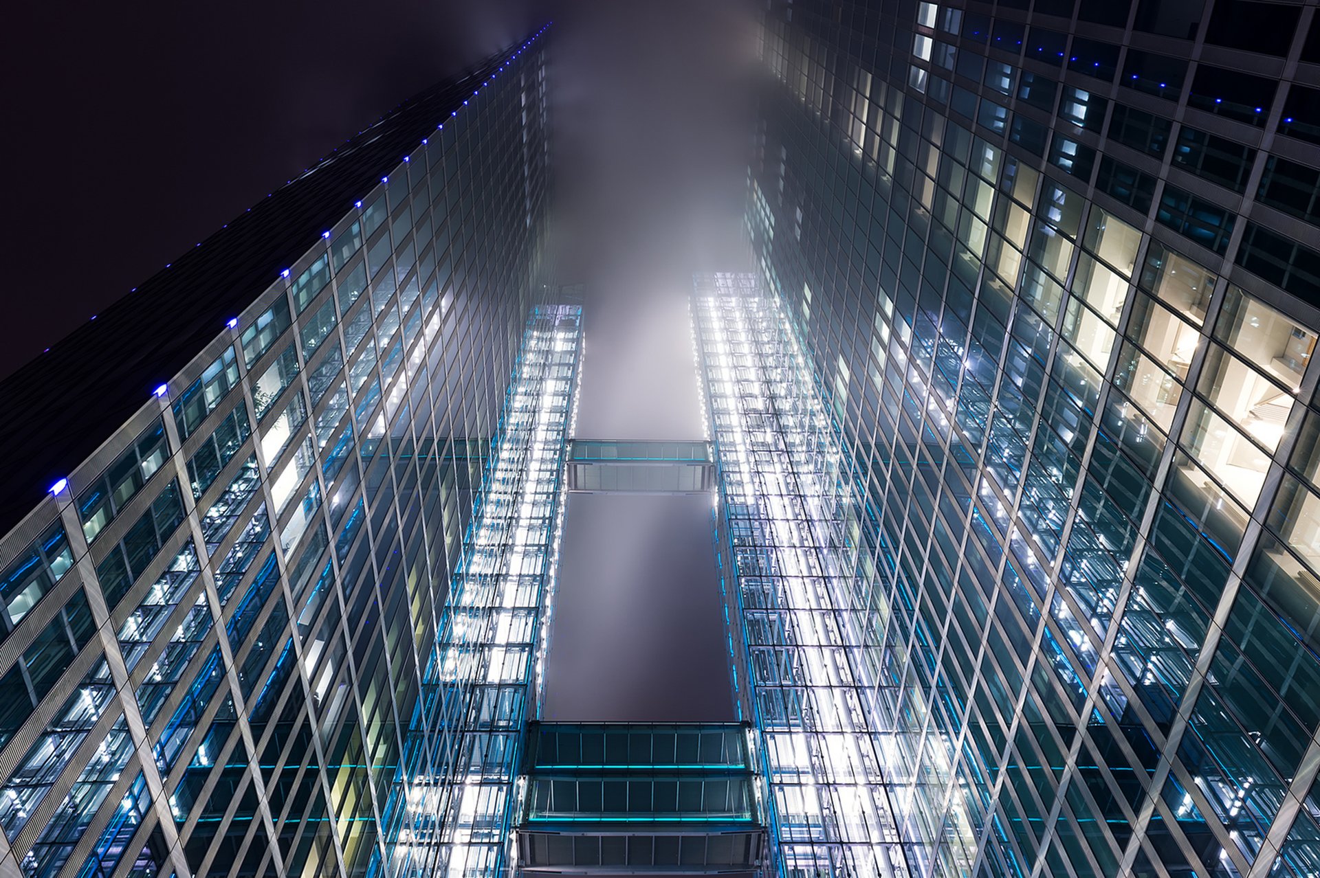 deutschland frankfurt wolkenkratzer gebäude fenster glas licht lichter wolken dunst ansicht