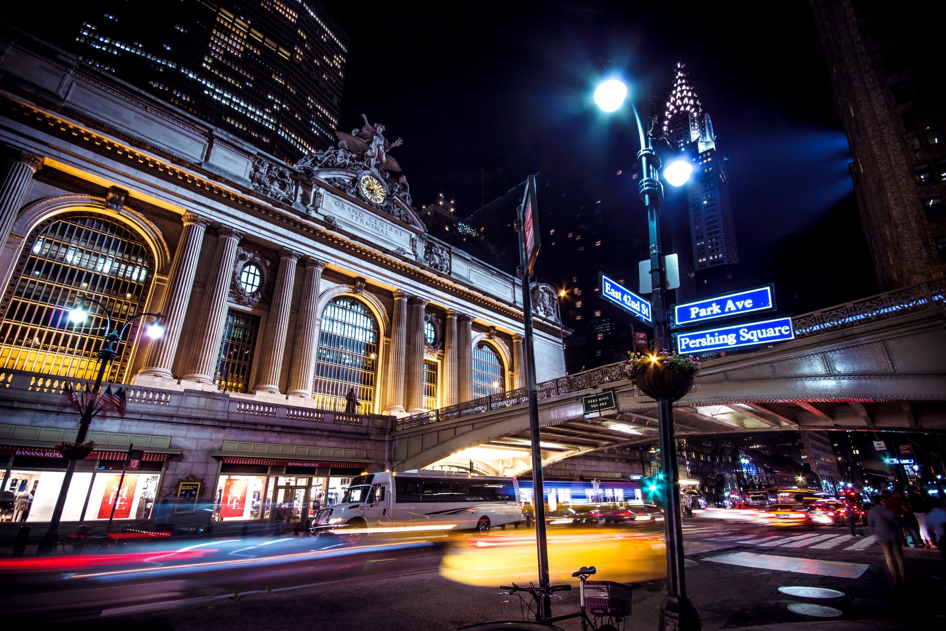new york usa manhattan hauptbahnhof chrysler building stadt bahnhof gebäude straße straße belichtung lichter zeiger lichter licht autos menschen