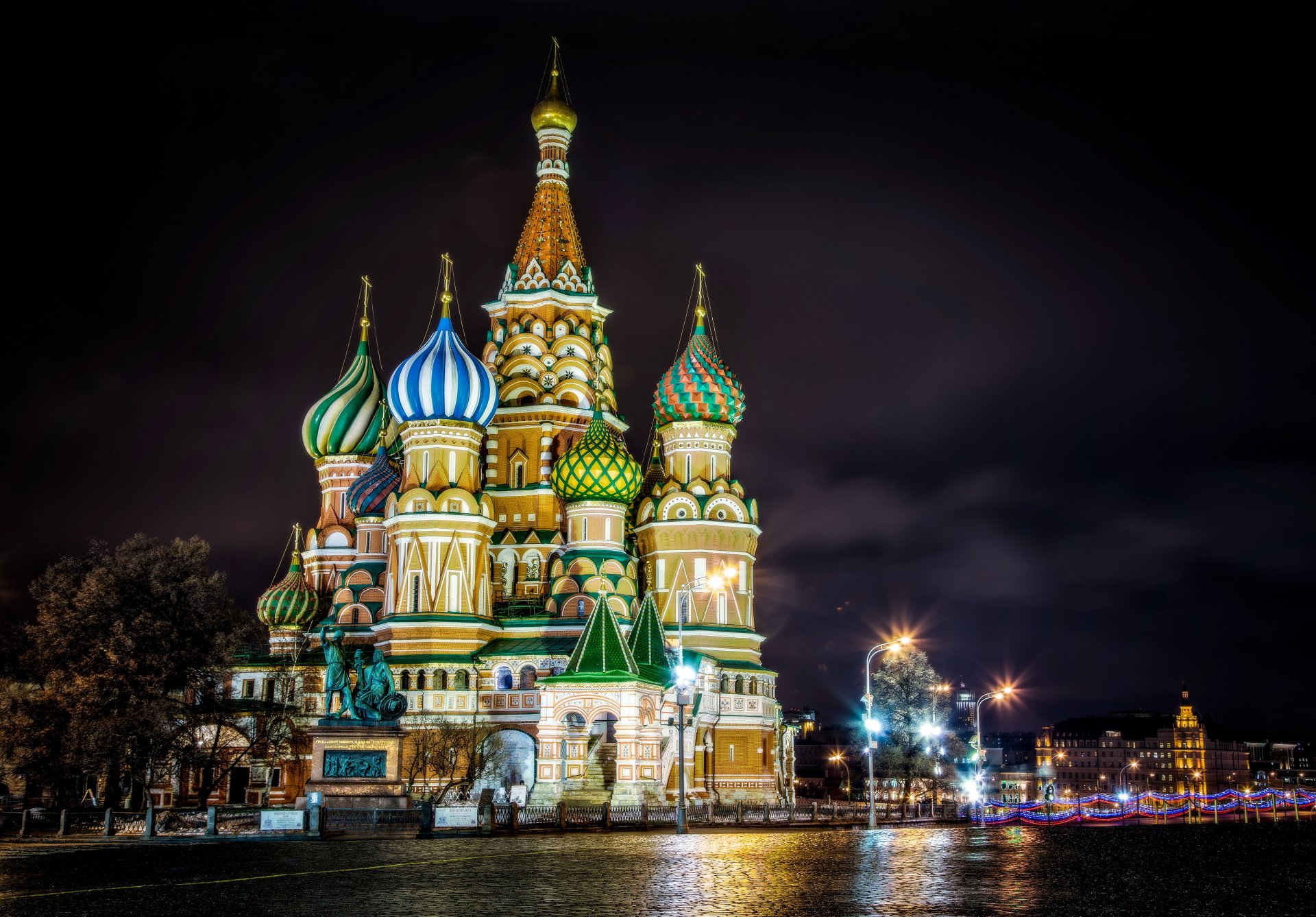 roter platz moskau basilius-kathedrale denkmal für minin und pozharsky nacht beleuchtung lichter