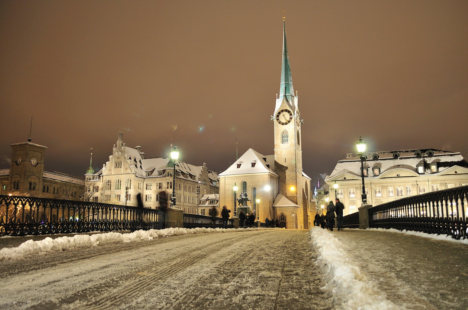 zürich schweiz häuser turm brücke menschen winter schnee abend lichter