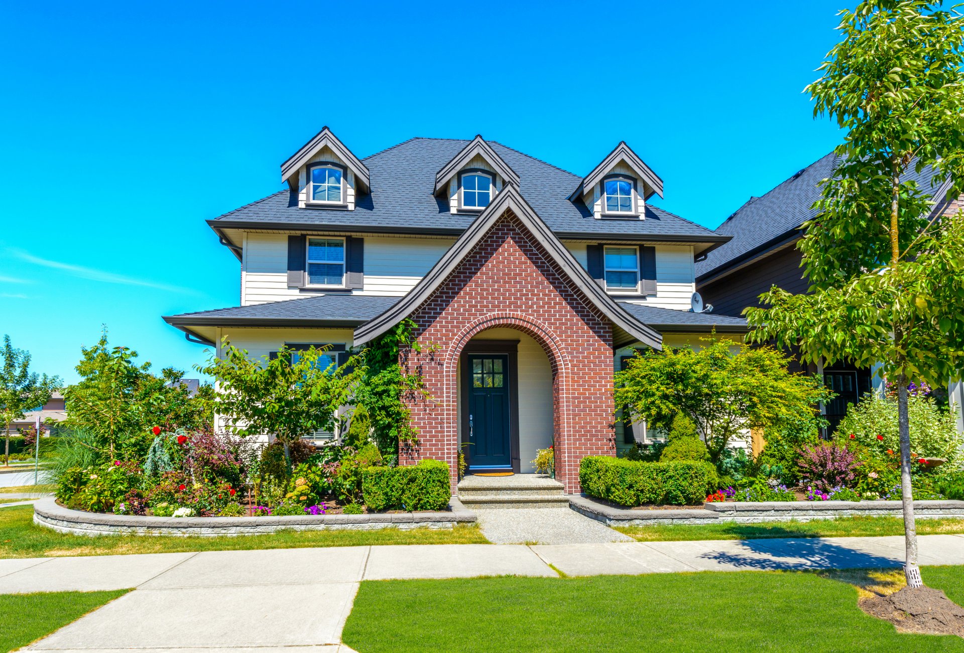 haus herrenhaus design rasen büsche blumen grün gras pflaster sonne himmel blau
