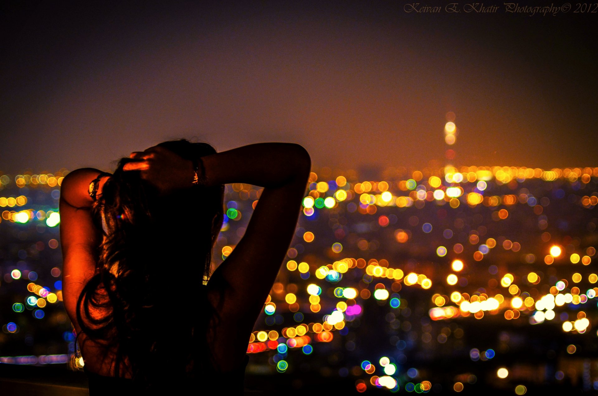 teheran iran città medio oriente est notte luci lanterne ragazza